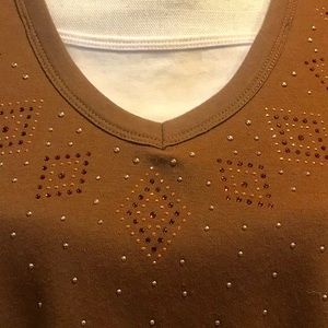Brown knit shirt with pretty gold studs